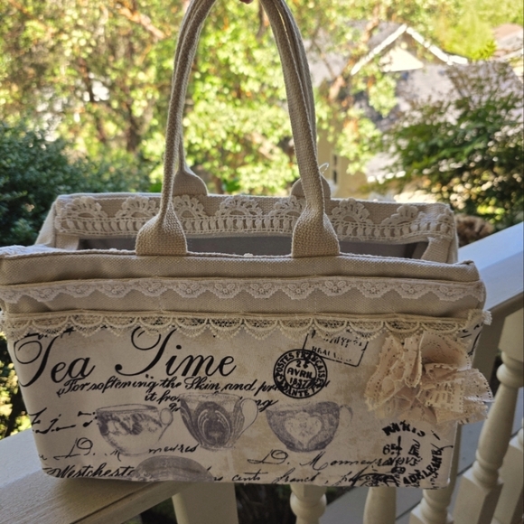 Elegant Beige Tote Bag - Picture 2 of 3